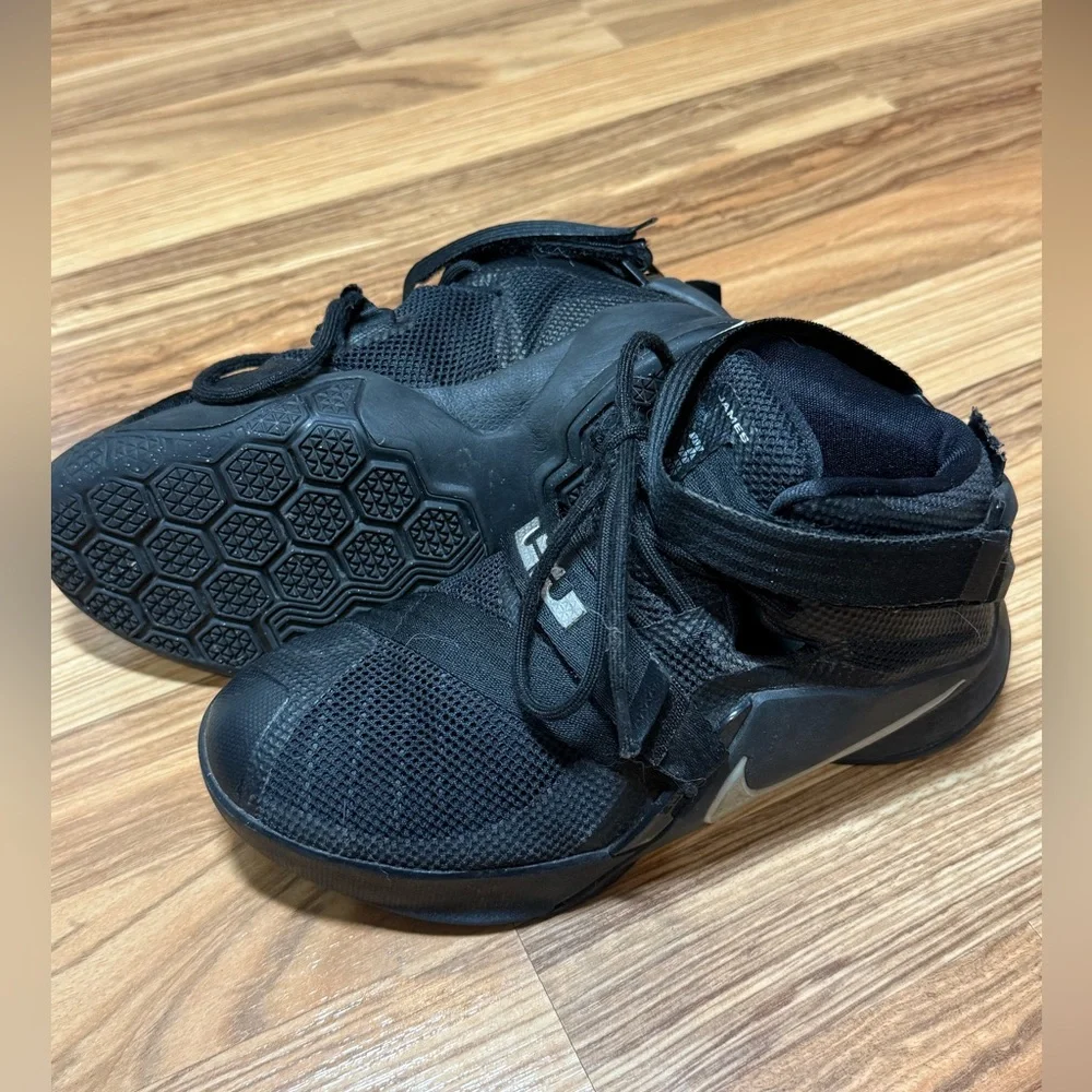 Youth Nike LeBron James, sz 4.5Y